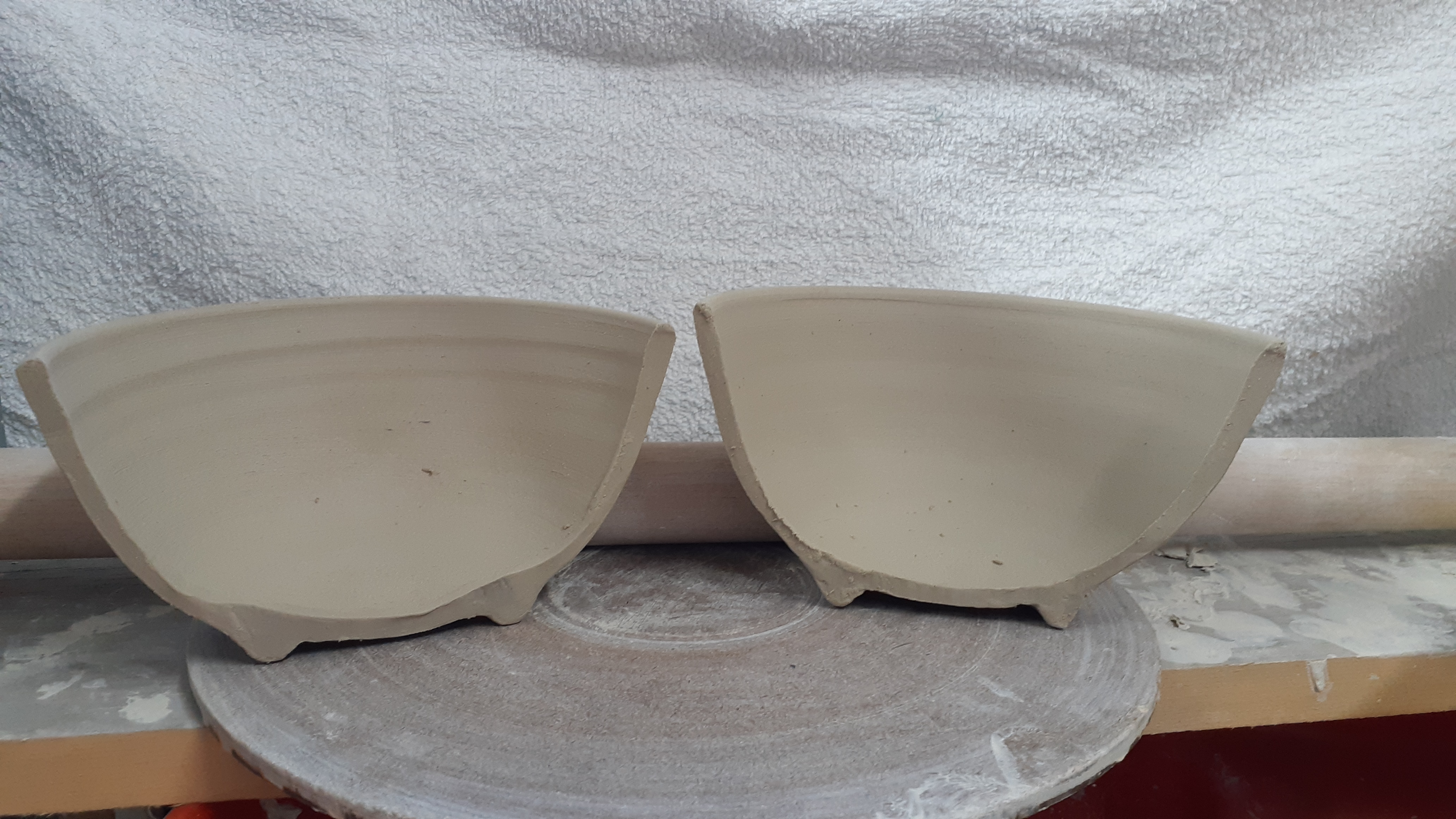 Two bowls cut in half. The bowl on the left illustrates bowl slumping, the one on the right shows the improvement in both form and function